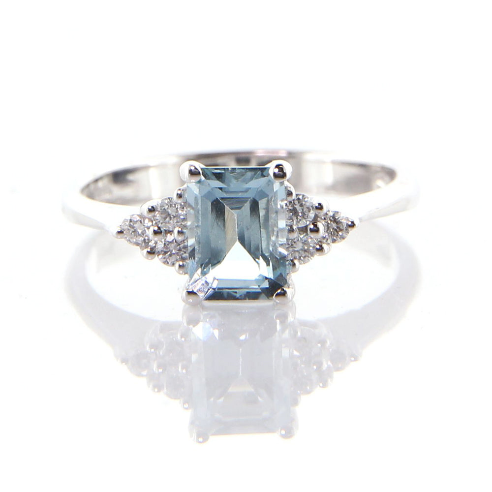 Anello in Oro Bianco con Diamanti e Acquamarina