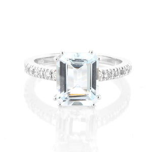 Anello in Oro Bianco con Diamanti e Acquamarina