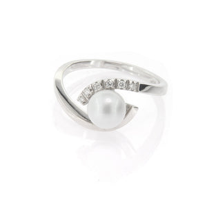 Anello in Oro Bianco con Diamanti e Perla