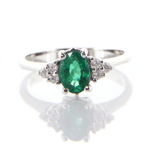 Anello in Oro Bianco con Diamanti e Smeraldo
